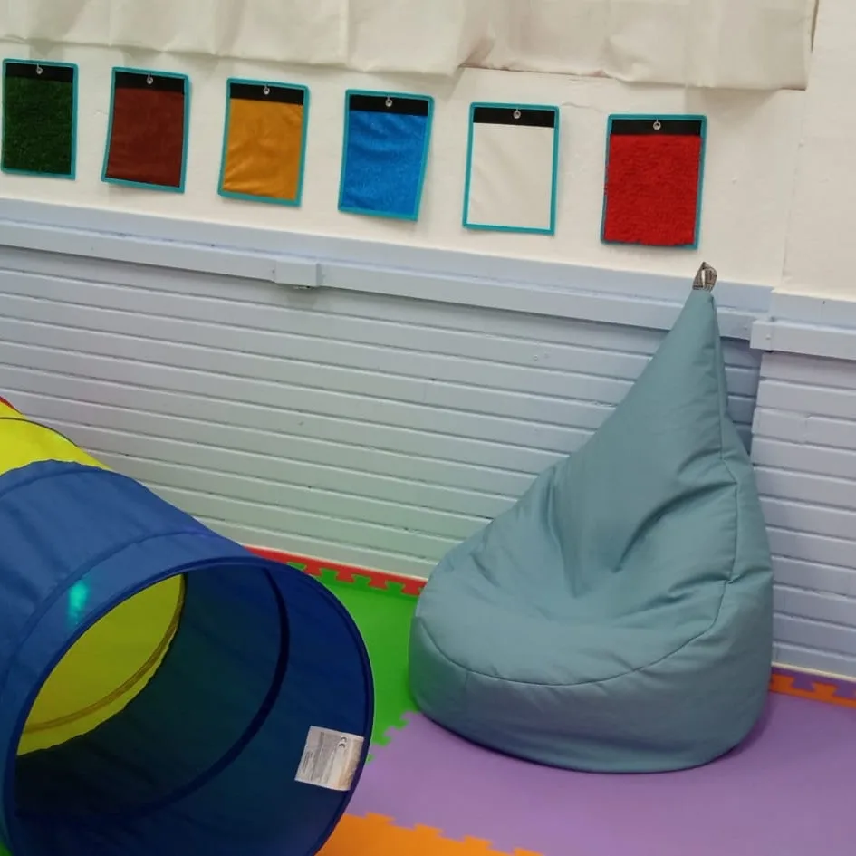 Aula sensorial con túnel y pufs