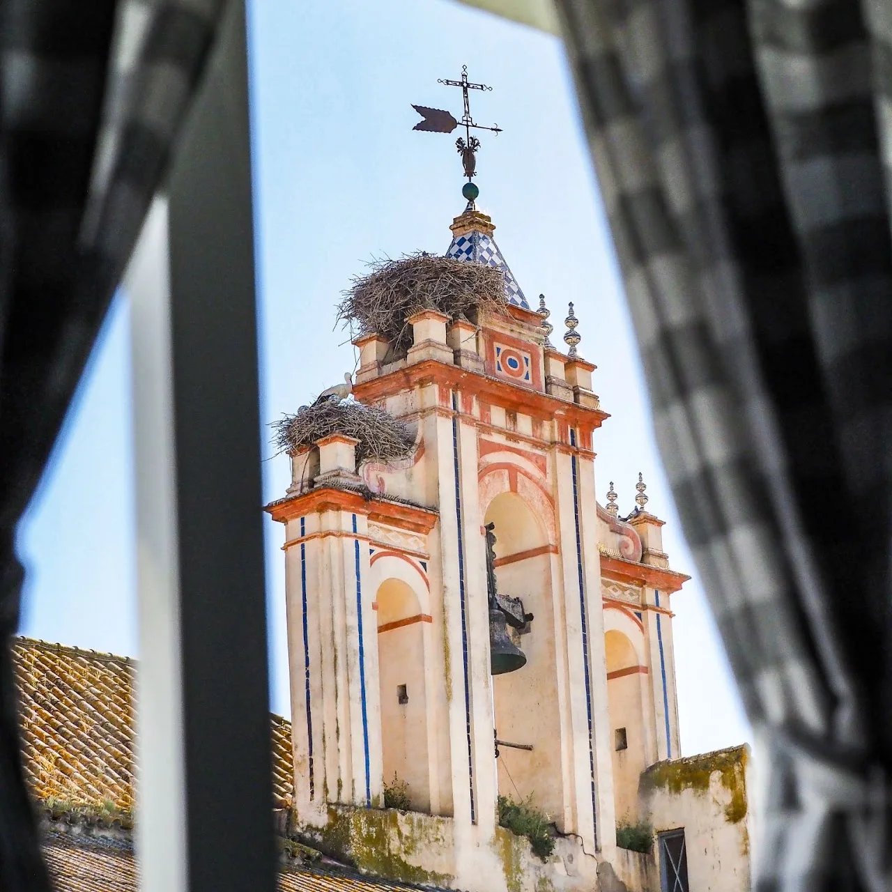 La torre de la iglesia vista desde el aula